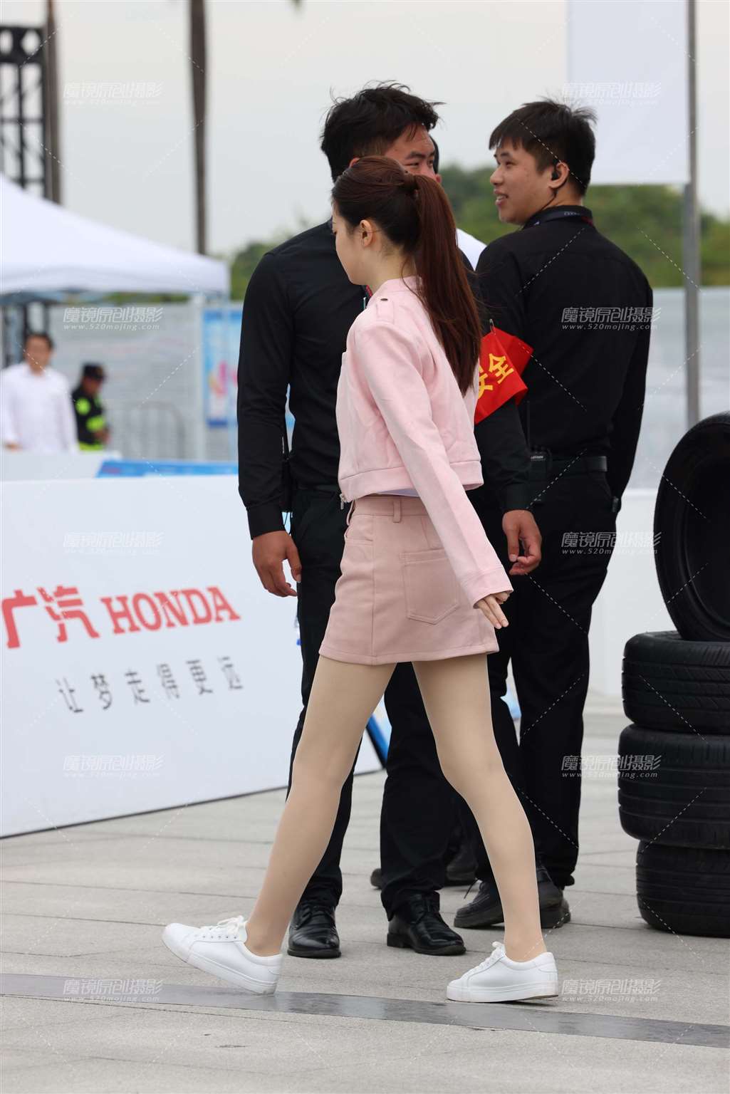 图片[4]-粉色裙装肉丝礼仪妹妹们-街拍流行馆