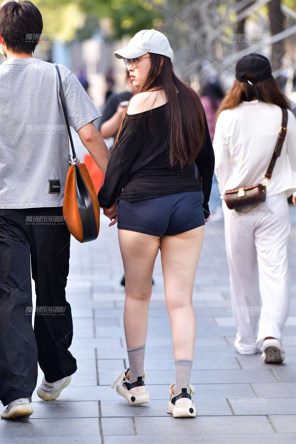 图片[2]-深蓝热裤美女-街拍流行馆