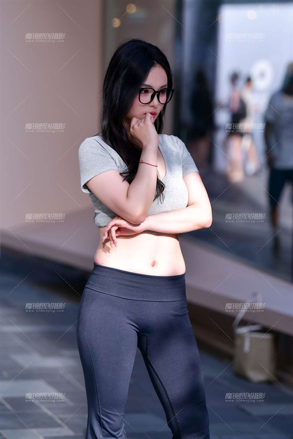 图片[1]-再遇黑紧身裤美女-街拍流行馆
