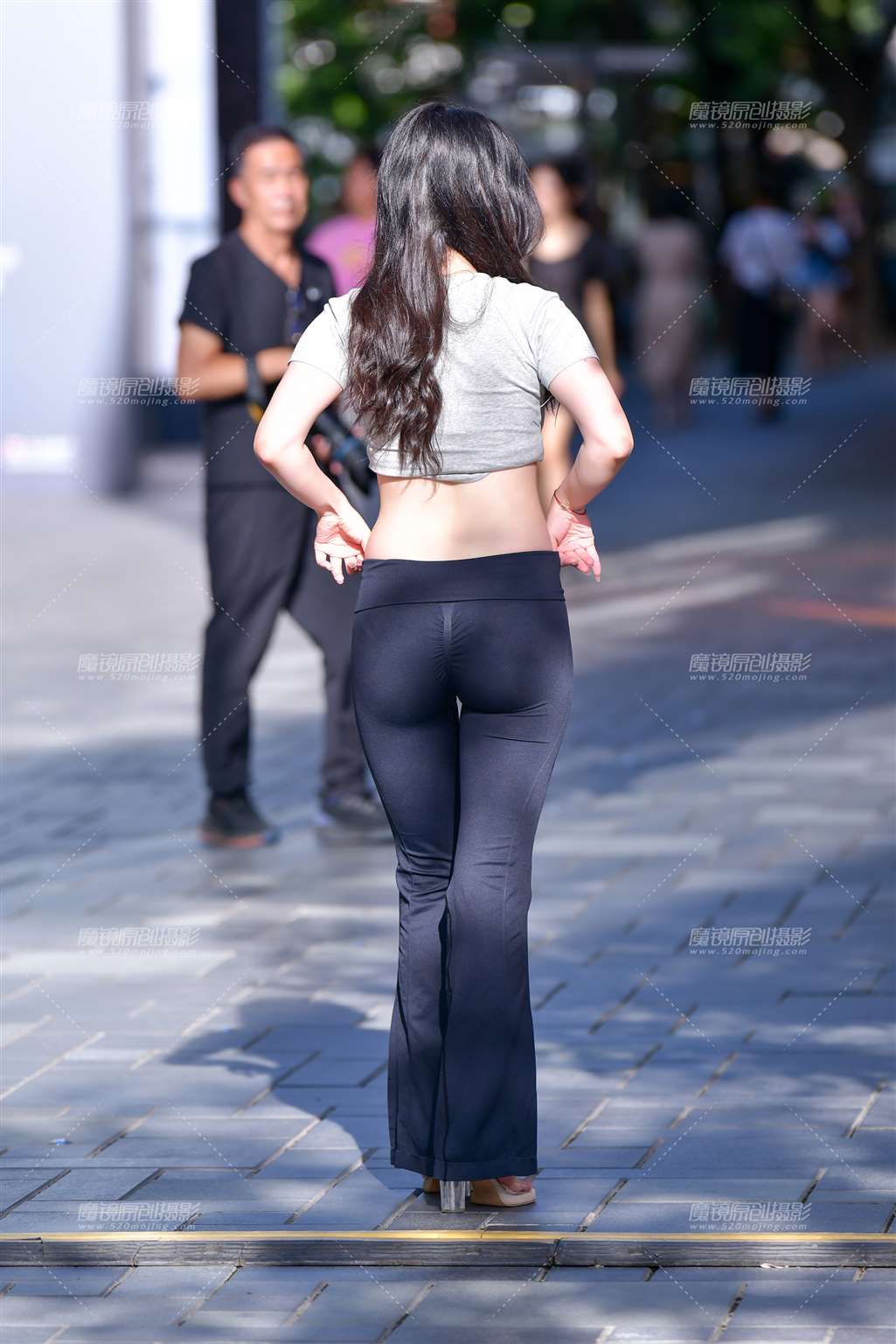 图片[5]-再遇黑紧身裤美女-街拍流行馆
