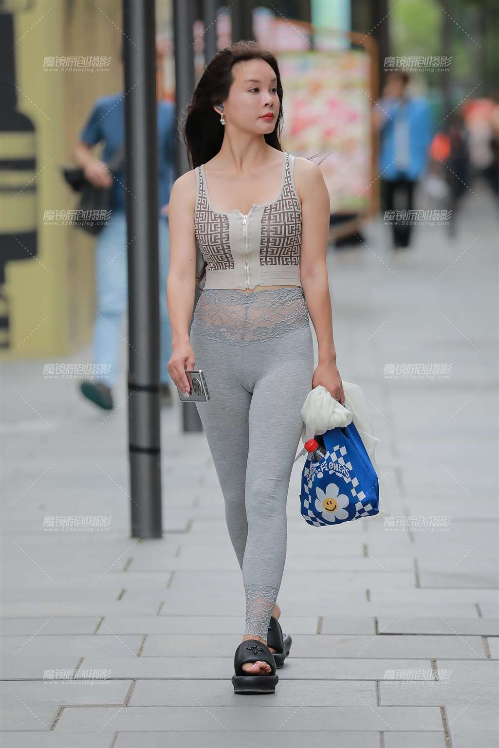 图片[1]-灰色紧身裤美女-街拍流行馆