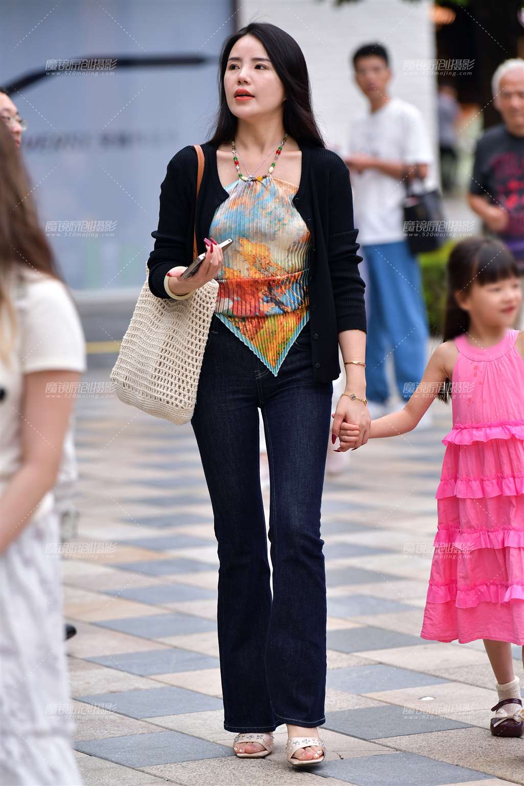 图片[1]-红美甲辣妈牛仔裤美女-街拍流行馆