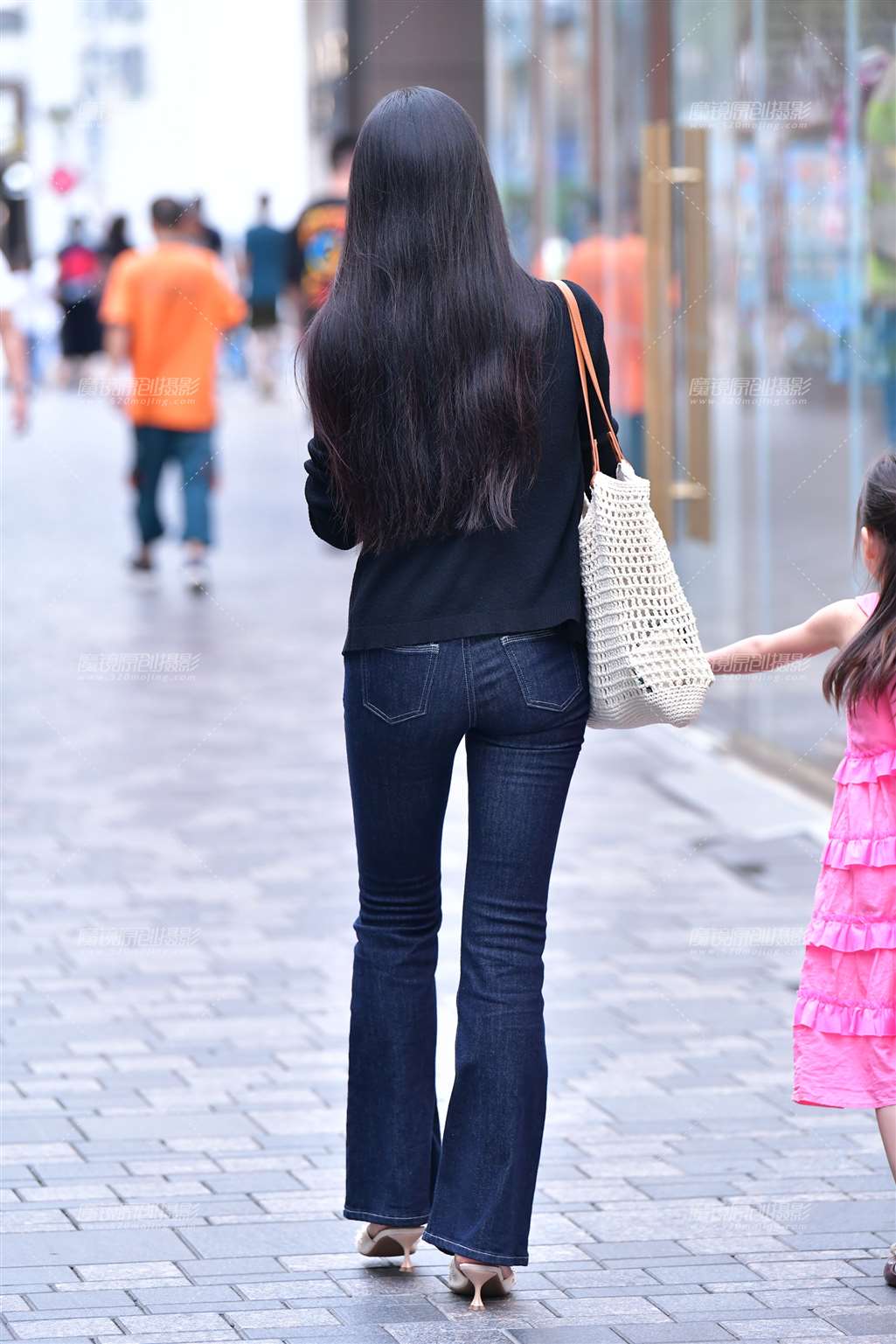 图片[2]-红美甲辣妈牛仔裤美女-街拍流行馆
