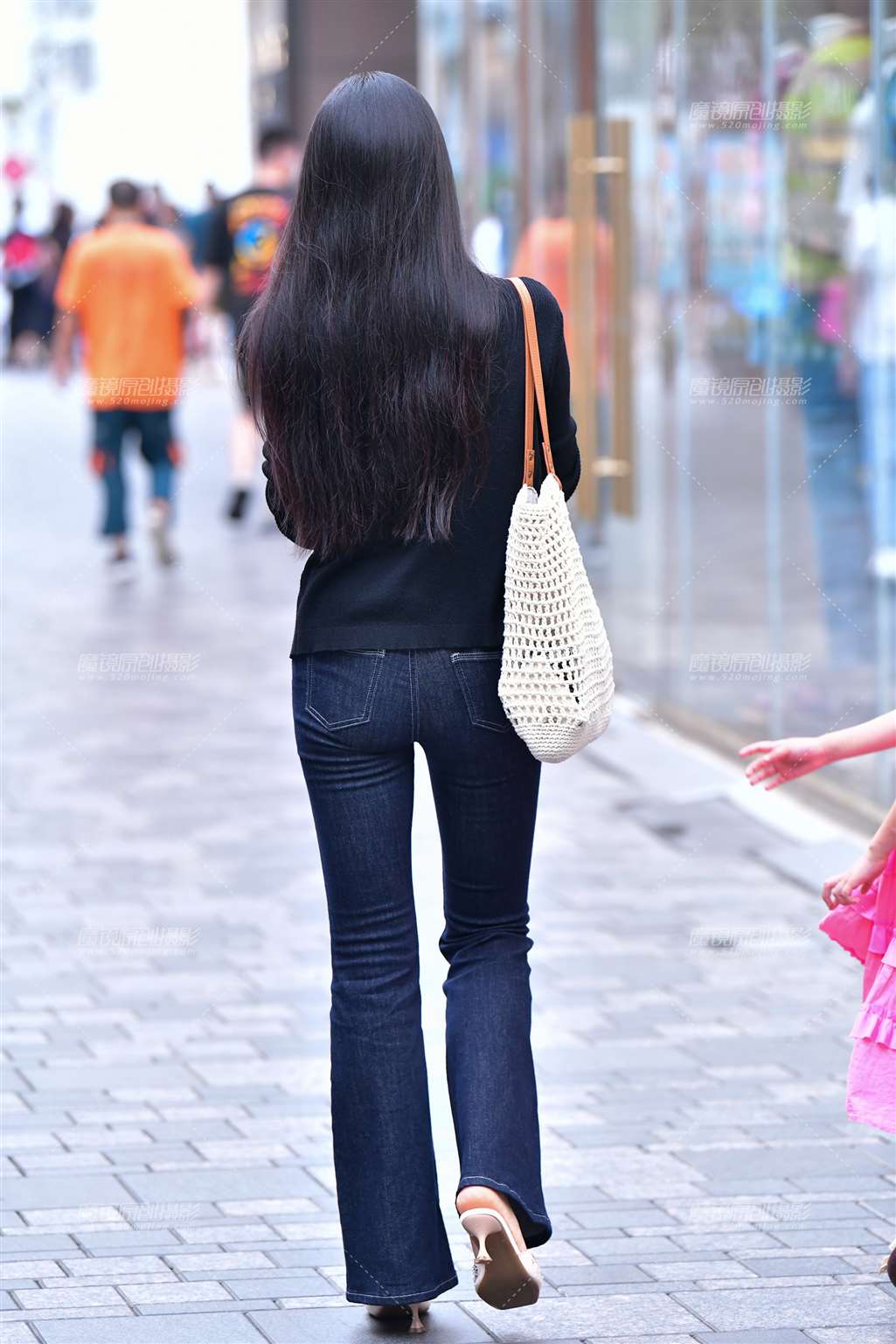 图片[3]-红美甲辣妈牛仔裤美女-街拍流行馆