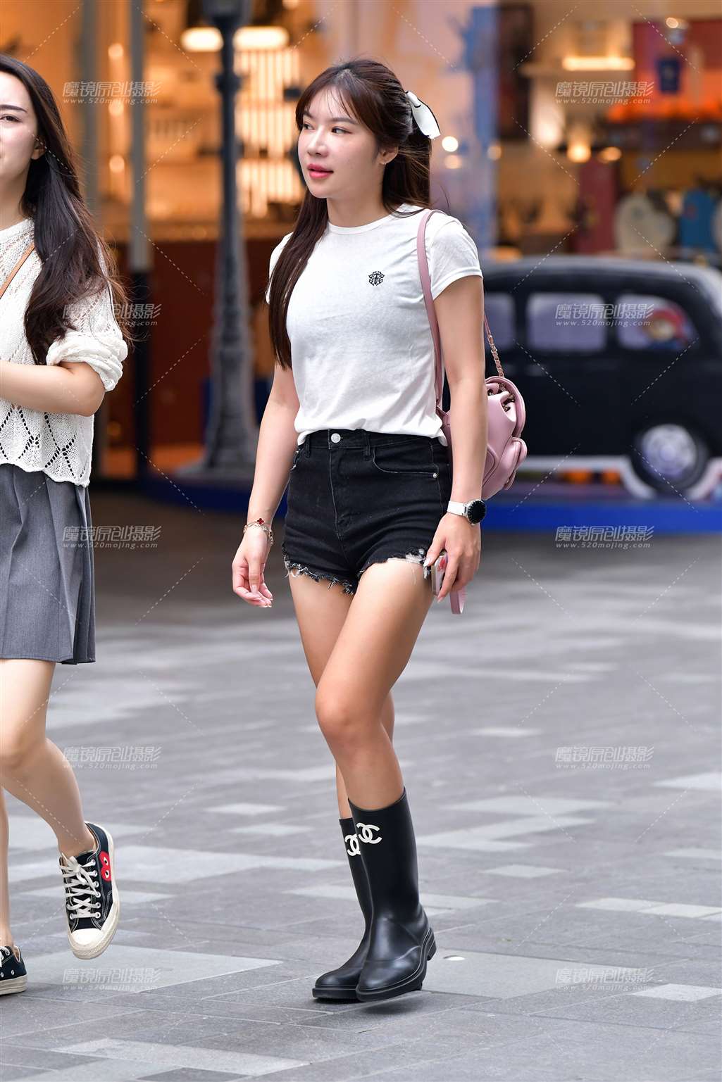 图片[1]-蝴蝶结黑色热裤美女-街拍流行馆
