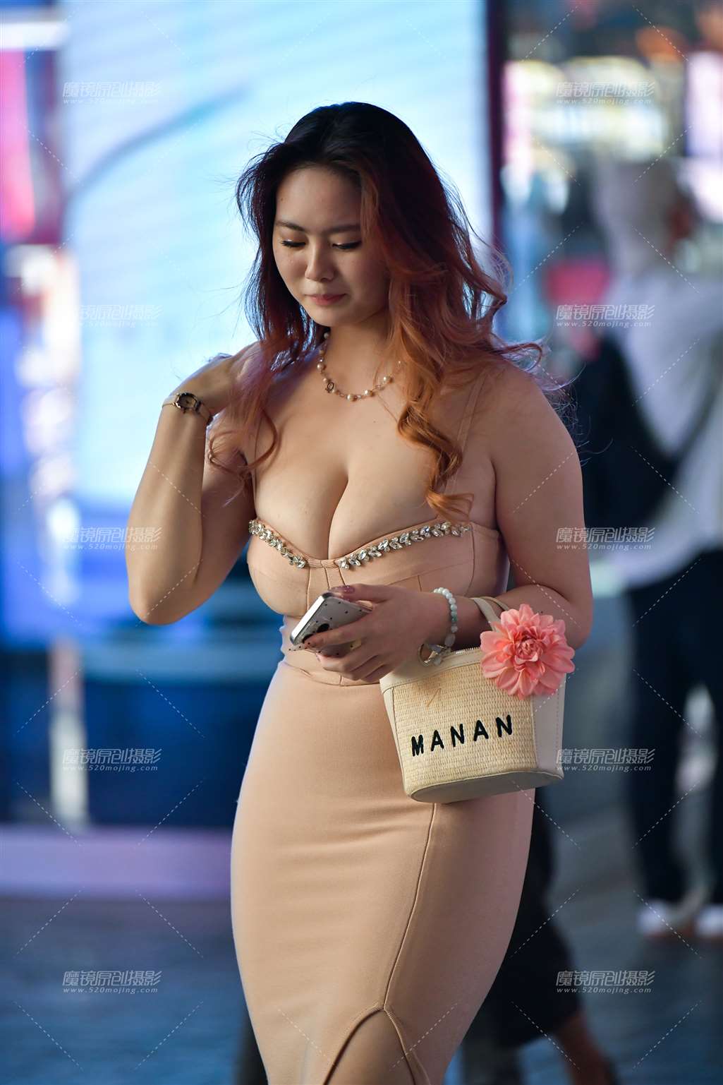 图片[4]-超级漂亮吊带粉裙美女-街拍流行馆