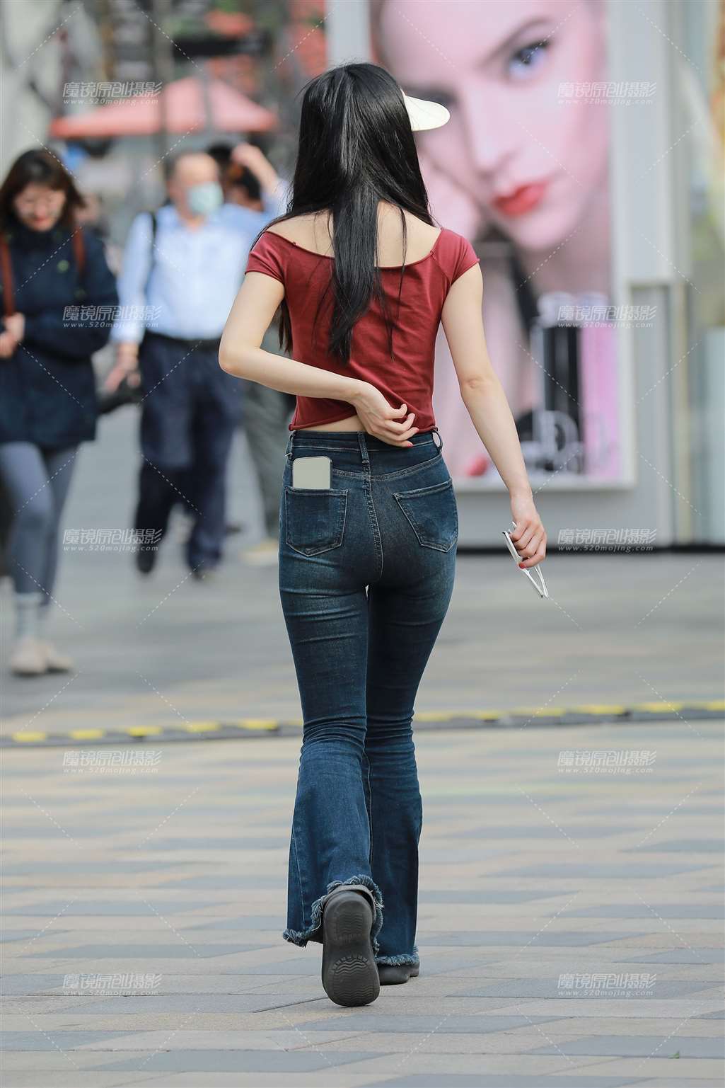 图片[2]-深蓝牛仔裤美女-街拍流行馆