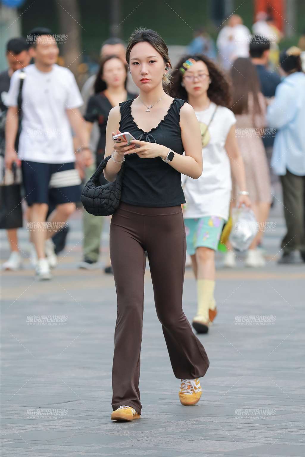 图片[5]-深咖色瑜伽裤小姐姐-街拍流行馆
