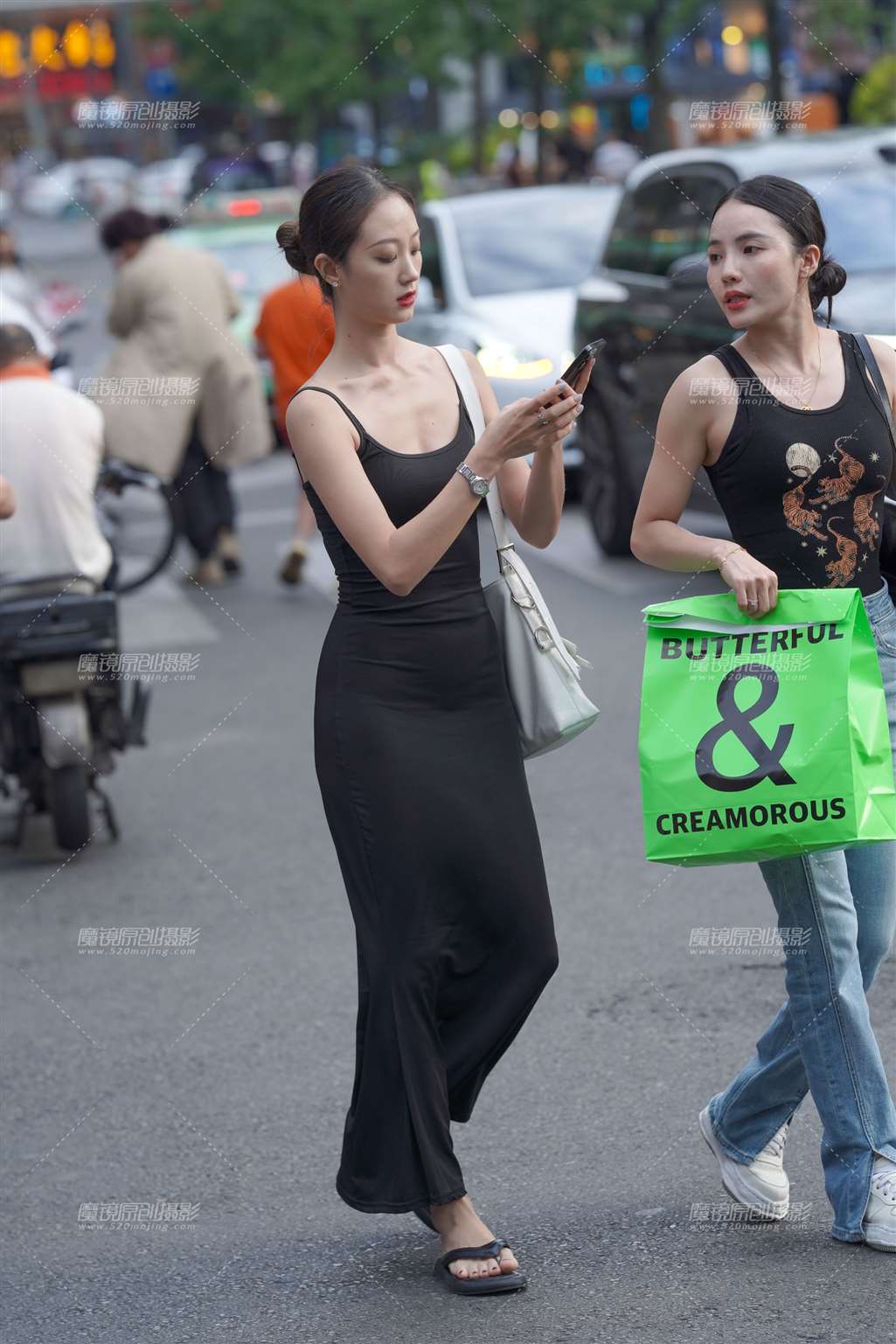 图片[1]-长裙美女-街拍流行馆