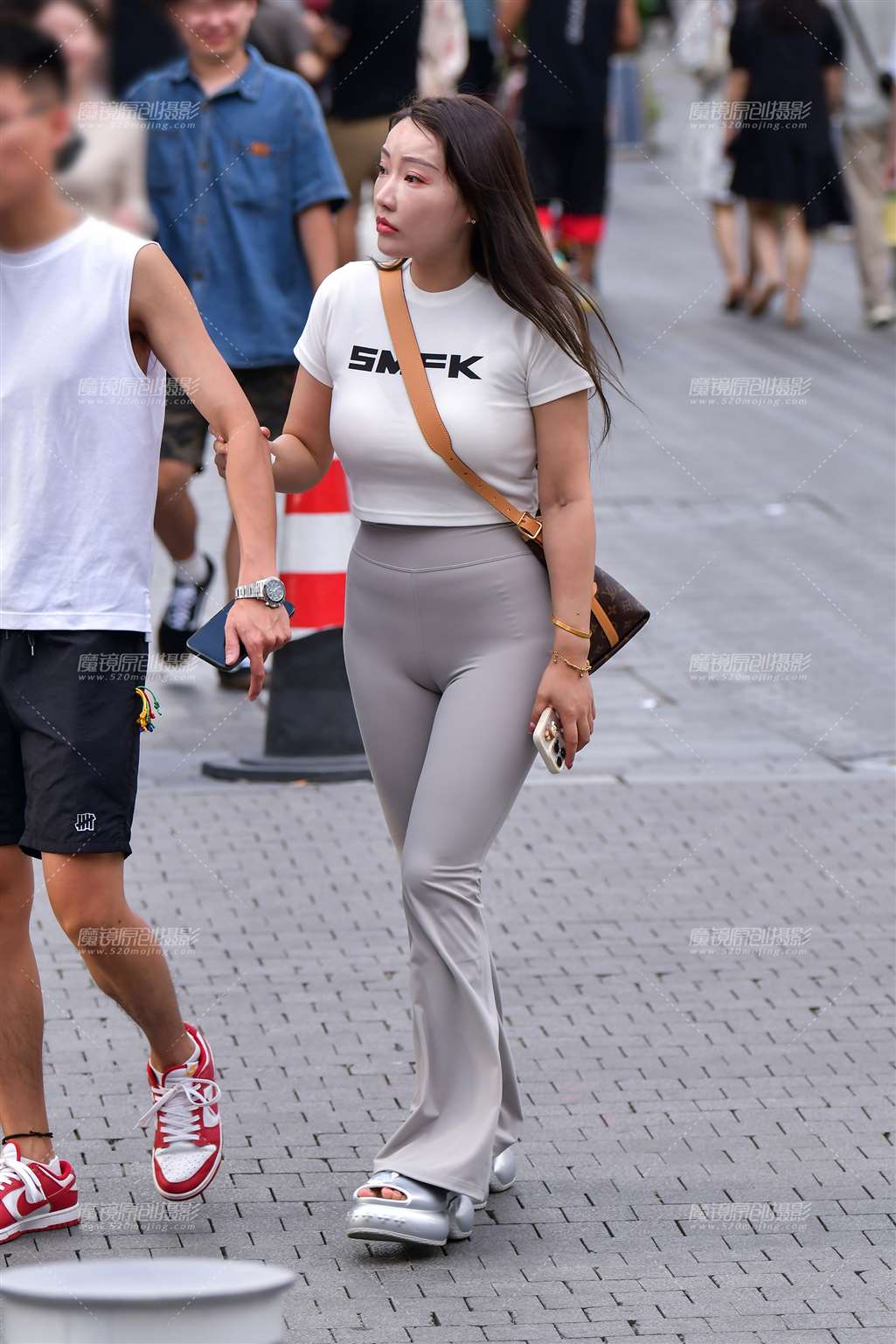 图片[5]-微丰腴浅色紧身裤美女-街拍流行馆
