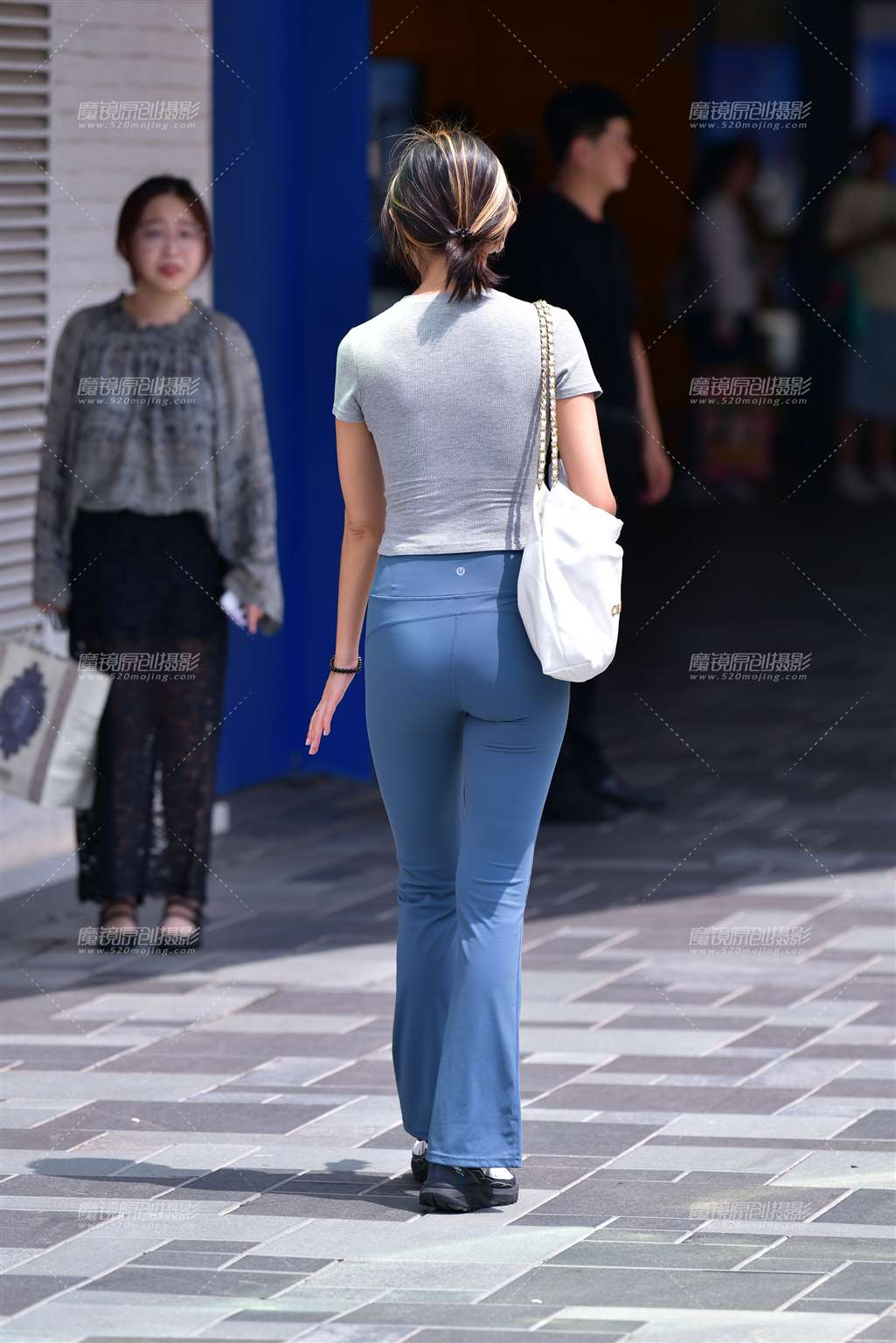 图片[2]-蓝眼影紧身裤美女-街拍流行馆