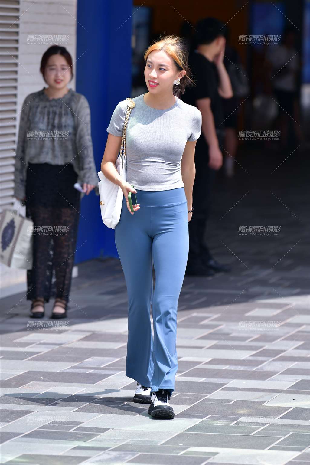 图片[4]-蓝眼影紧身裤美女-街拍流行馆