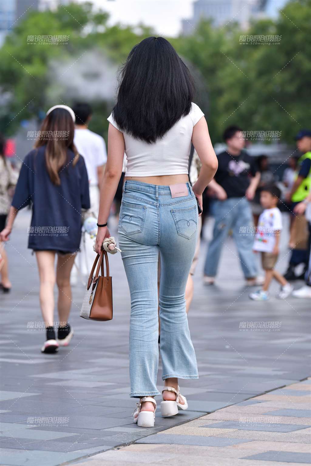图片[2]-蓝发卡牛仔裤美女-街拍流行馆