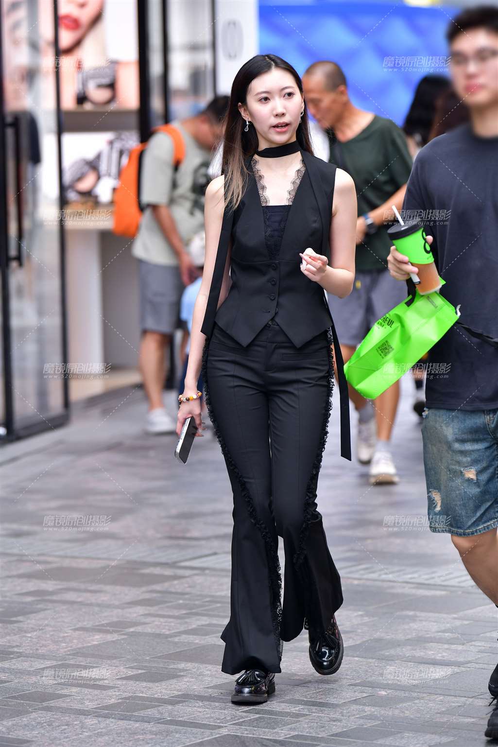 图片[1]-微喇黑裤美女-街拍流行馆
