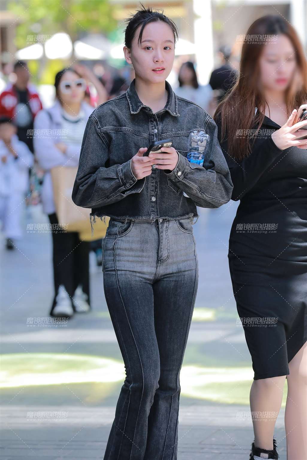 图片[1]-灰色牛仔裤美女-街拍流行馆