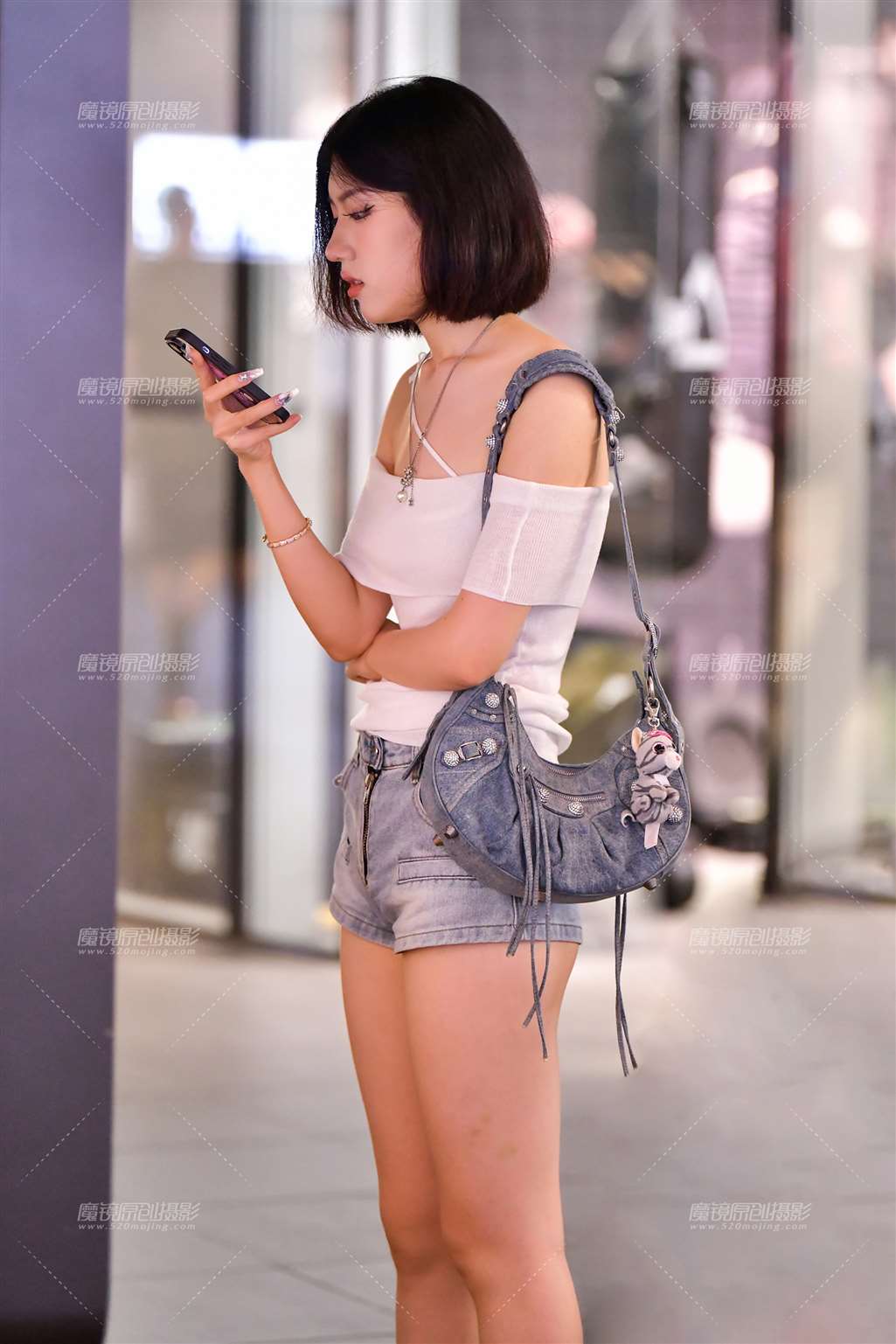 图片[1]-白皙高挑热裤美女-街拍流行馆