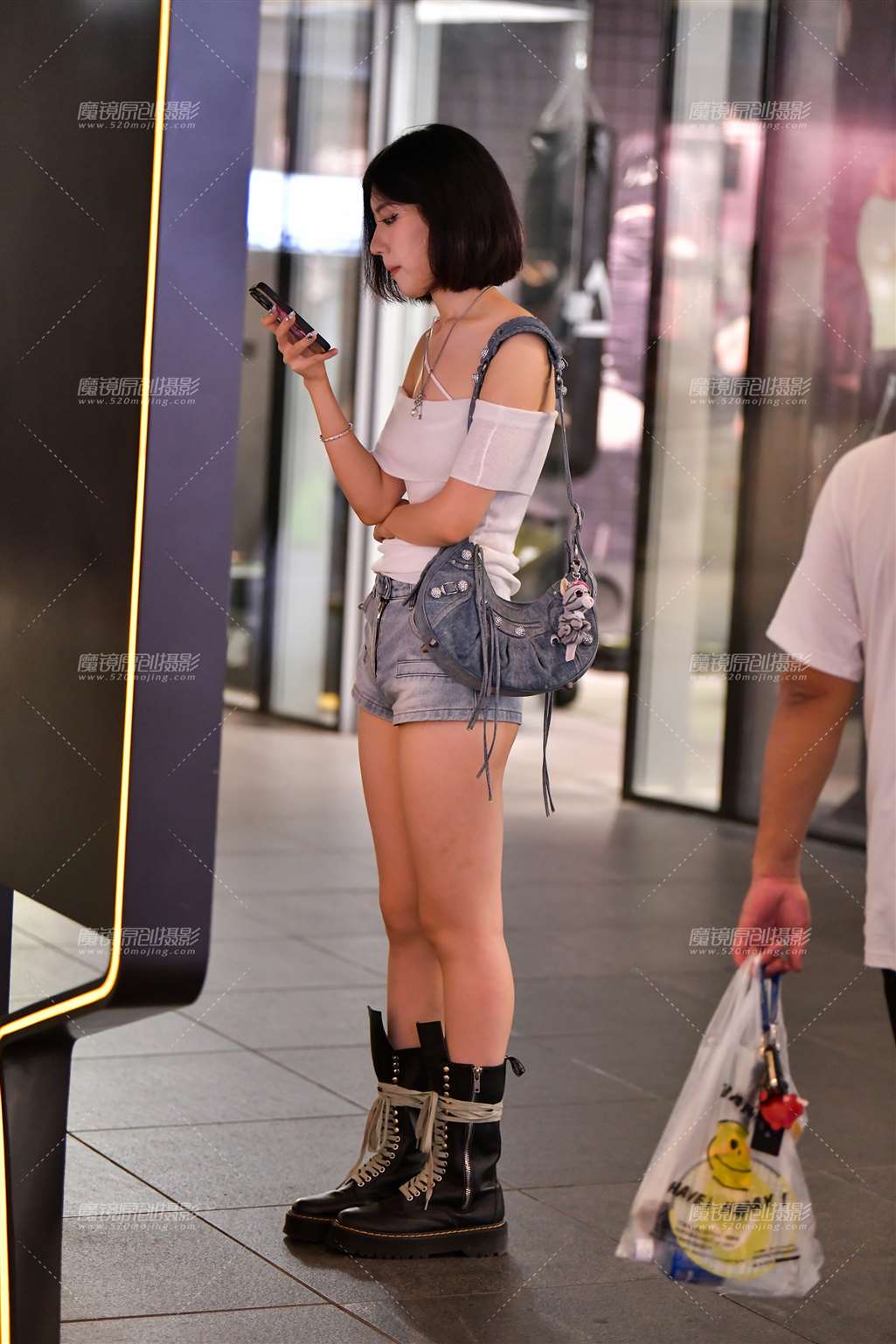 图片[4]-白皙高挑热裤美女-街拍流行馆