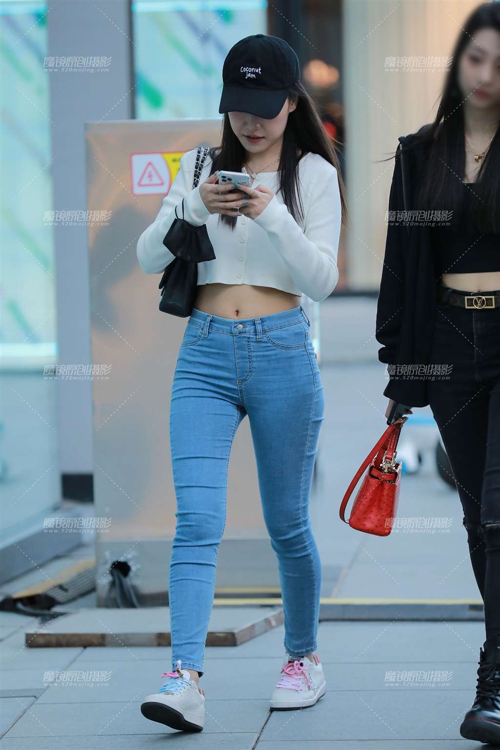图片[3]-蓝牛仔裤美女-街拍流行馆