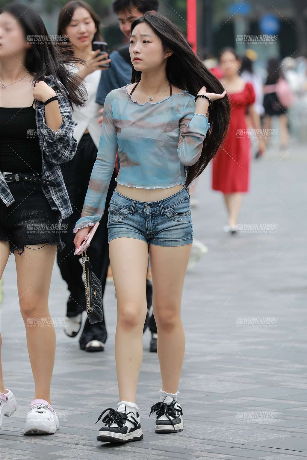 图片[1]-长发热裤小姐姐-街拍流行馆