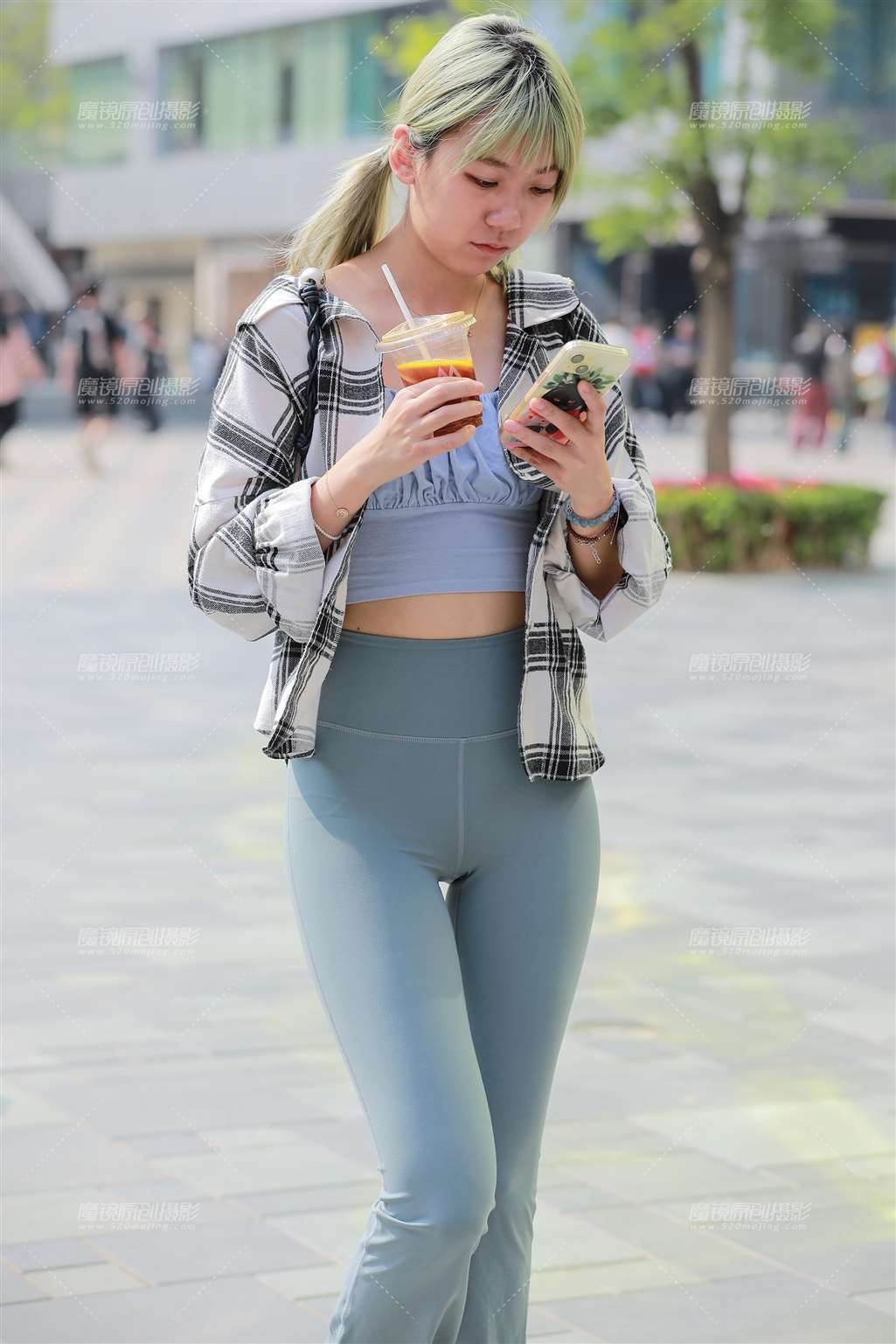 图片[1]-紧身瑜伽裤美女-街拍流行馆