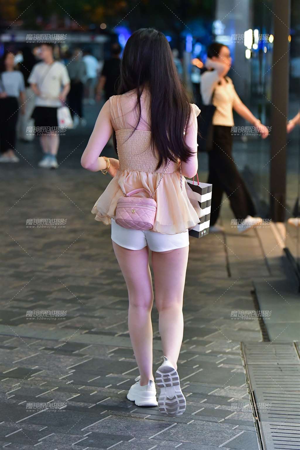 图片[4]-开心白色热裤美女-街拍流行馆