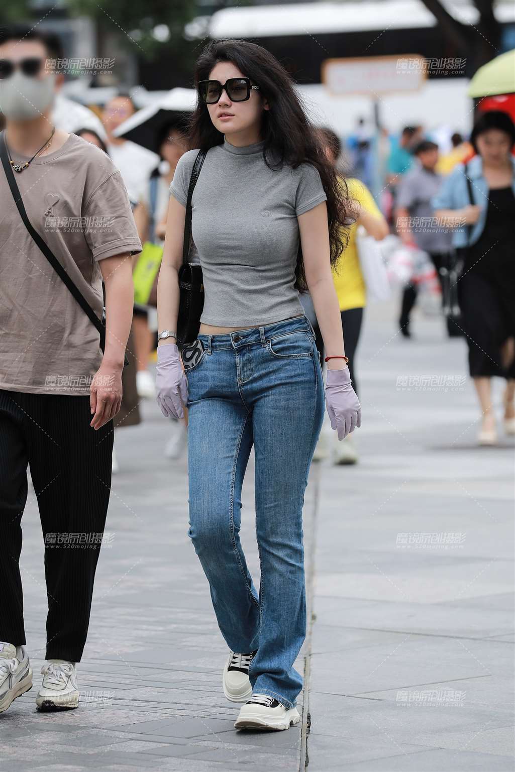 图片[1]-蓝牛仔裤女友-街拍流行馆