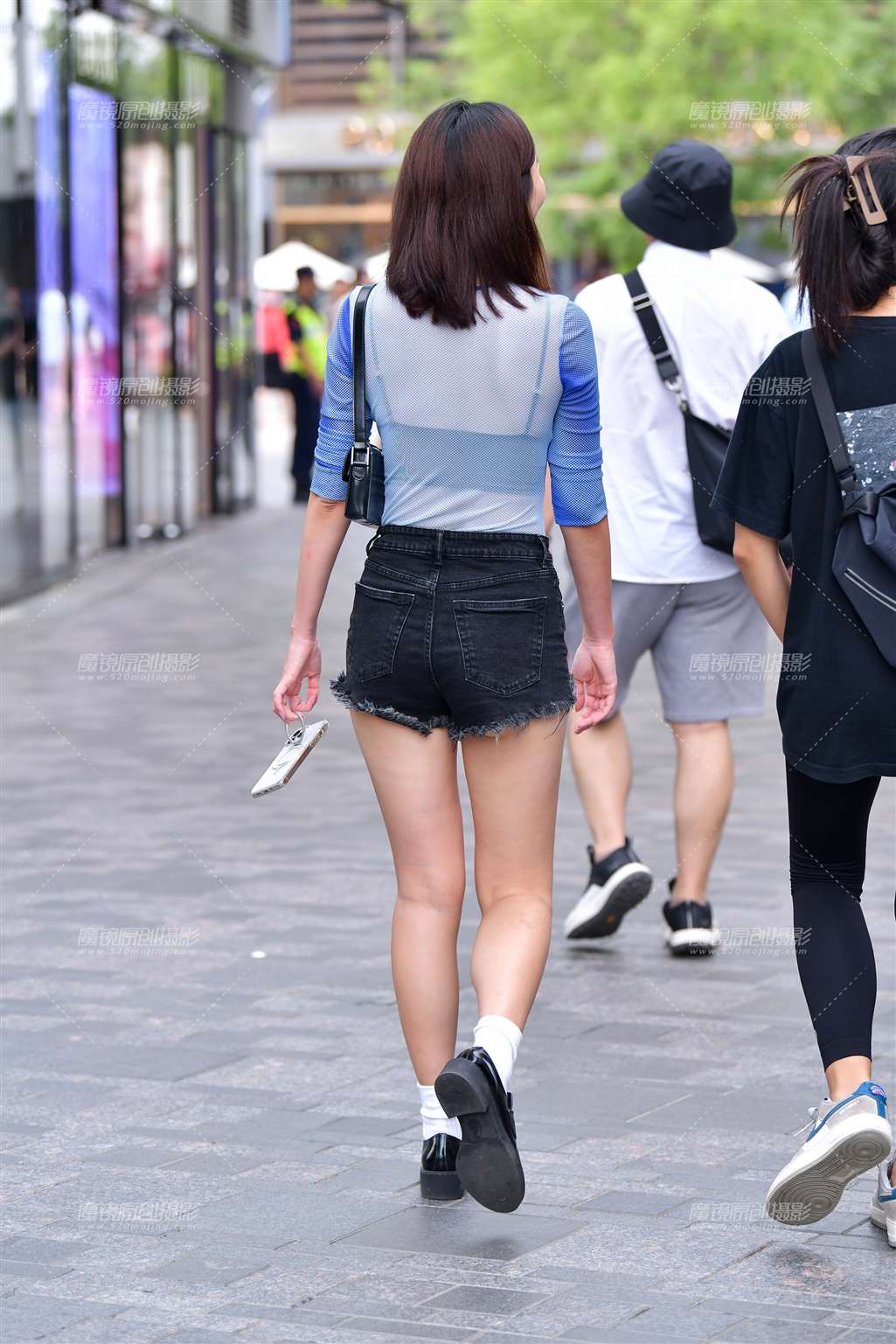图片[3]-毛边黑色热裤美女-街拍流行馆