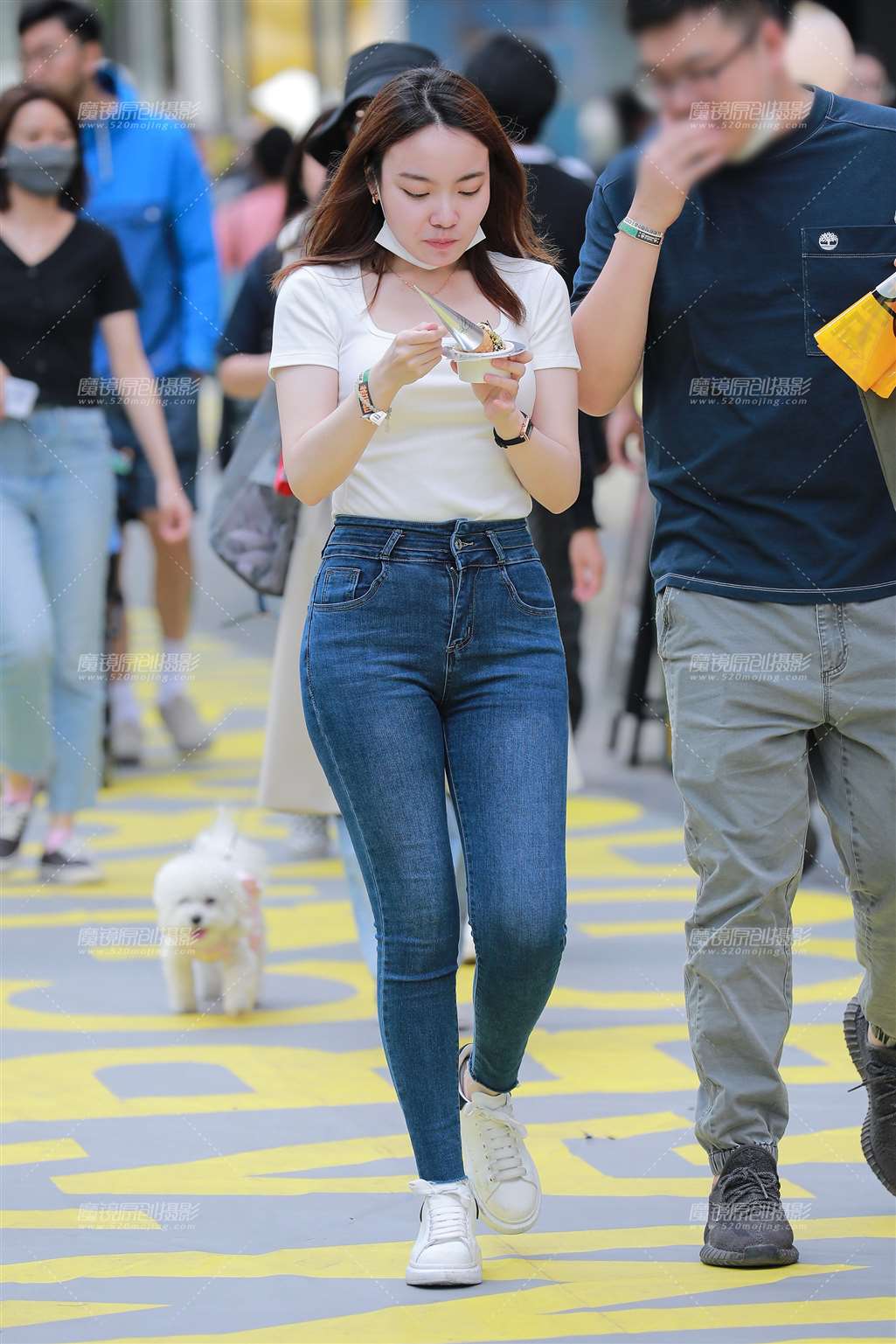 图片[1]-蓝色牛仔裤女友-街拍流行馆
