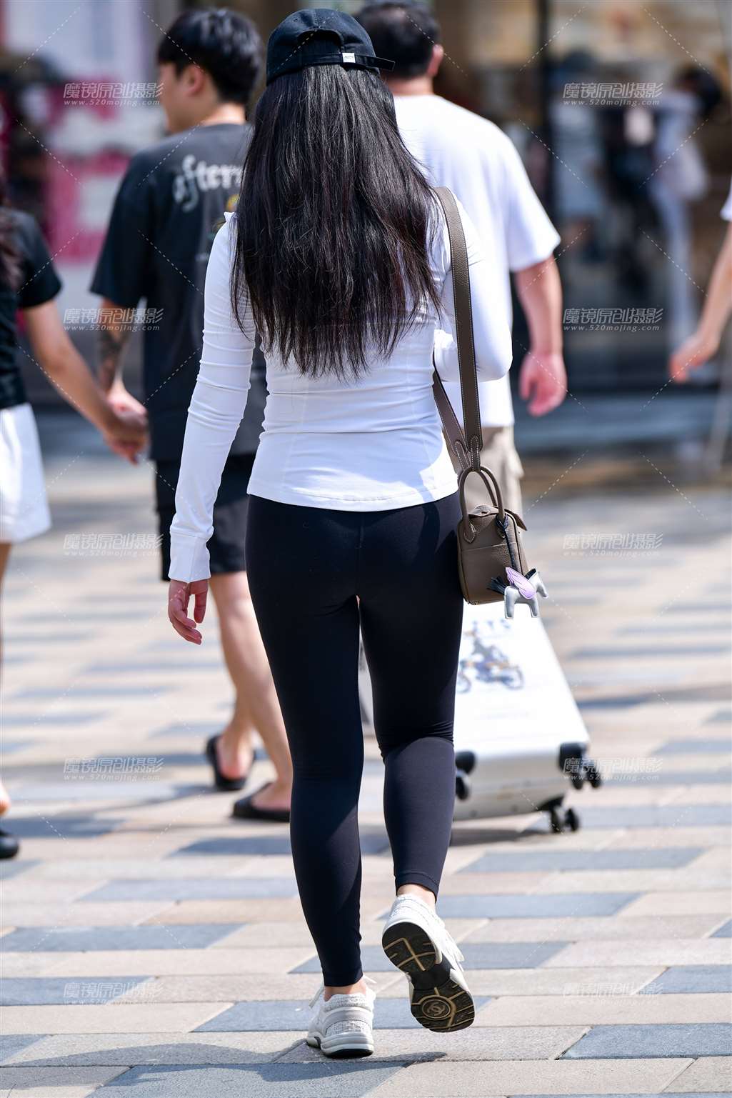 图片[3]-白衫紧身裤美女-街拍流行馆