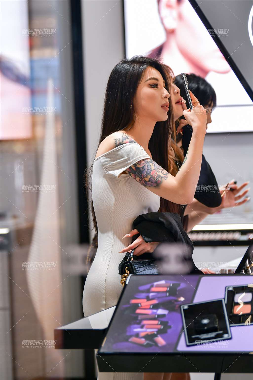 图片[1]-补妆长裙美女-街拍流行馆