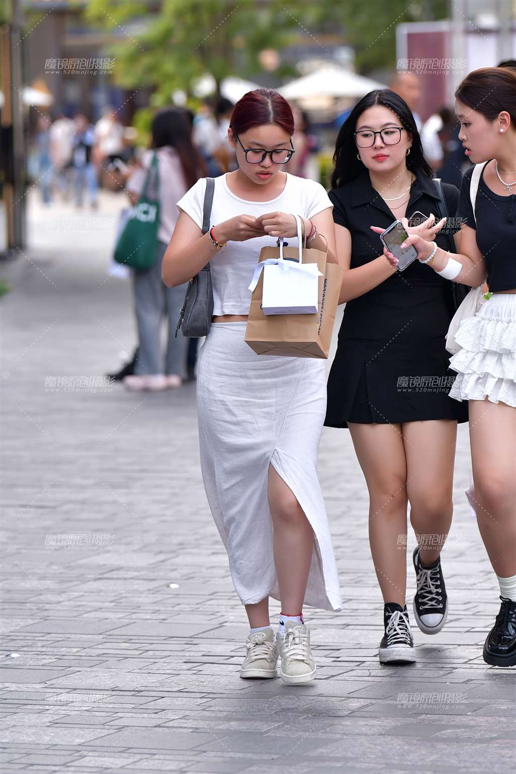 图片[1]-薄白长裙美女-街拍流行馆