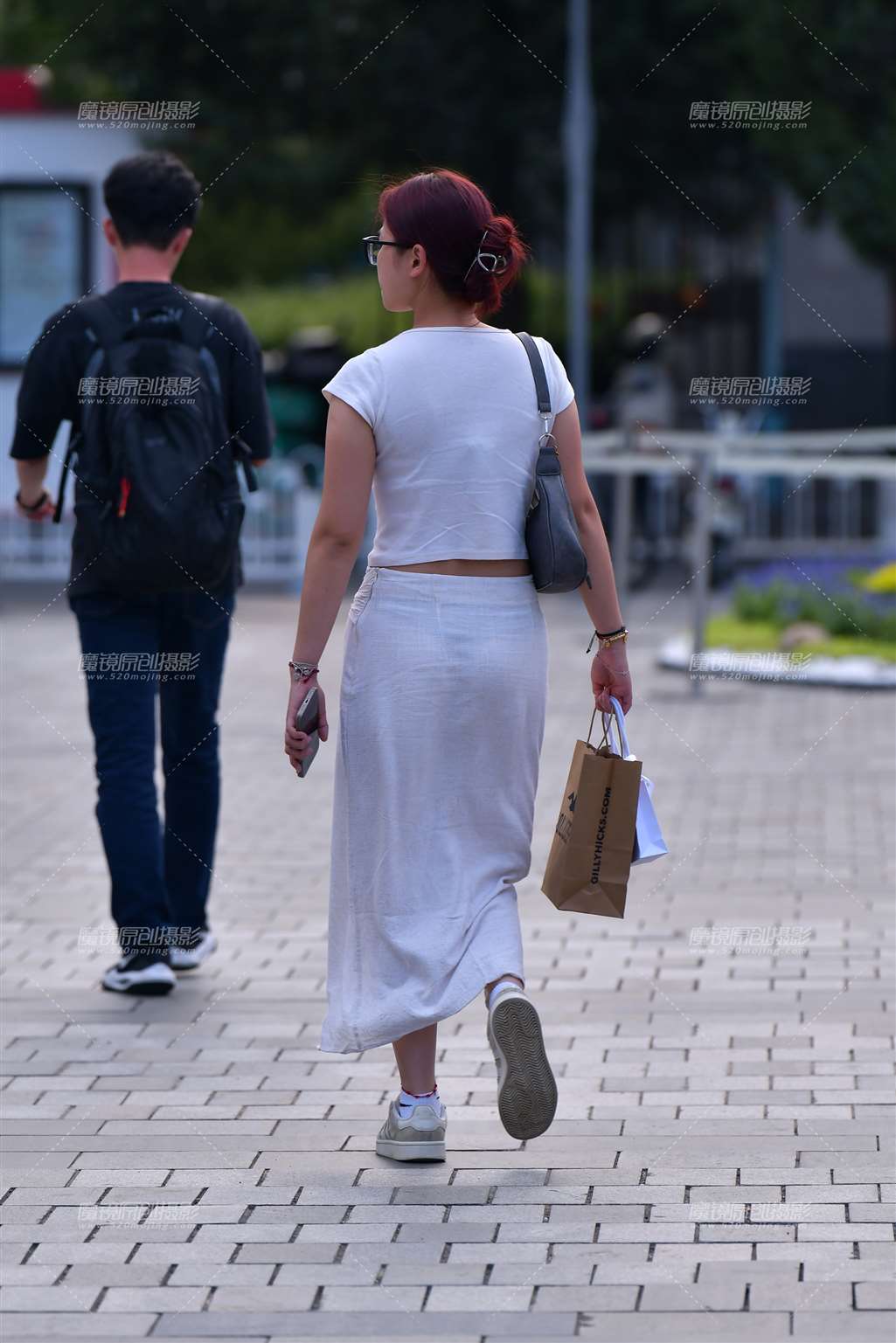 图片[3]-薄白长裙美女-街拍流行馆
