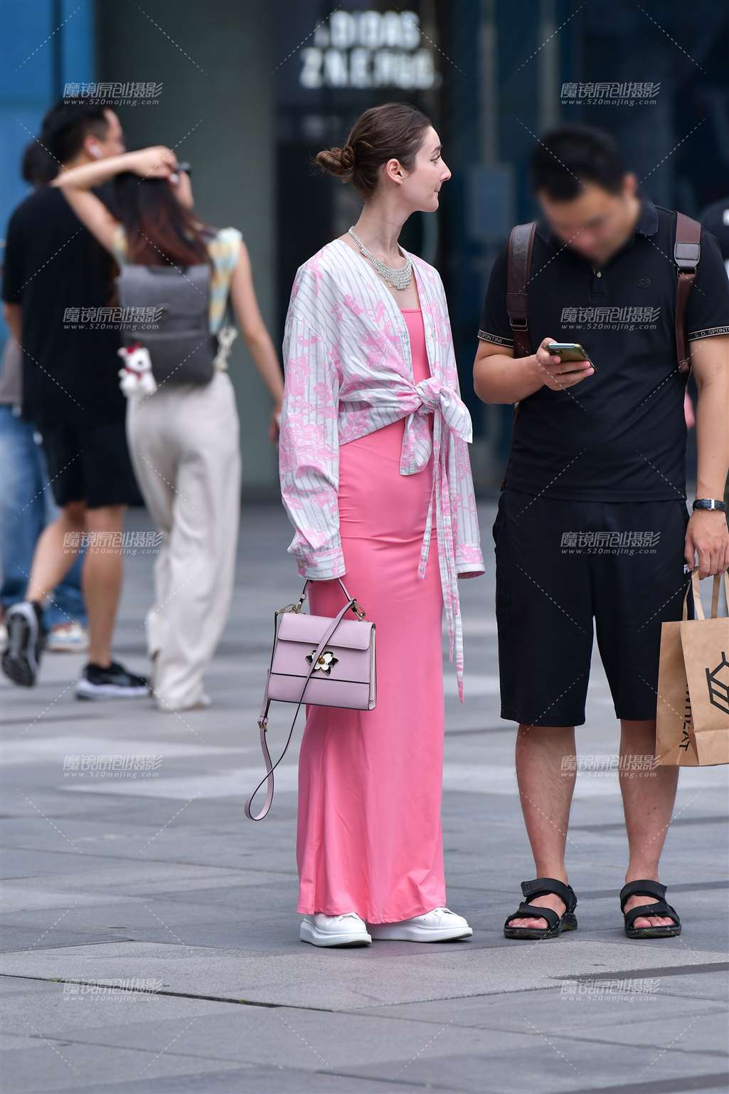 图片[1]-水粉长裙美女-街拍流行馆