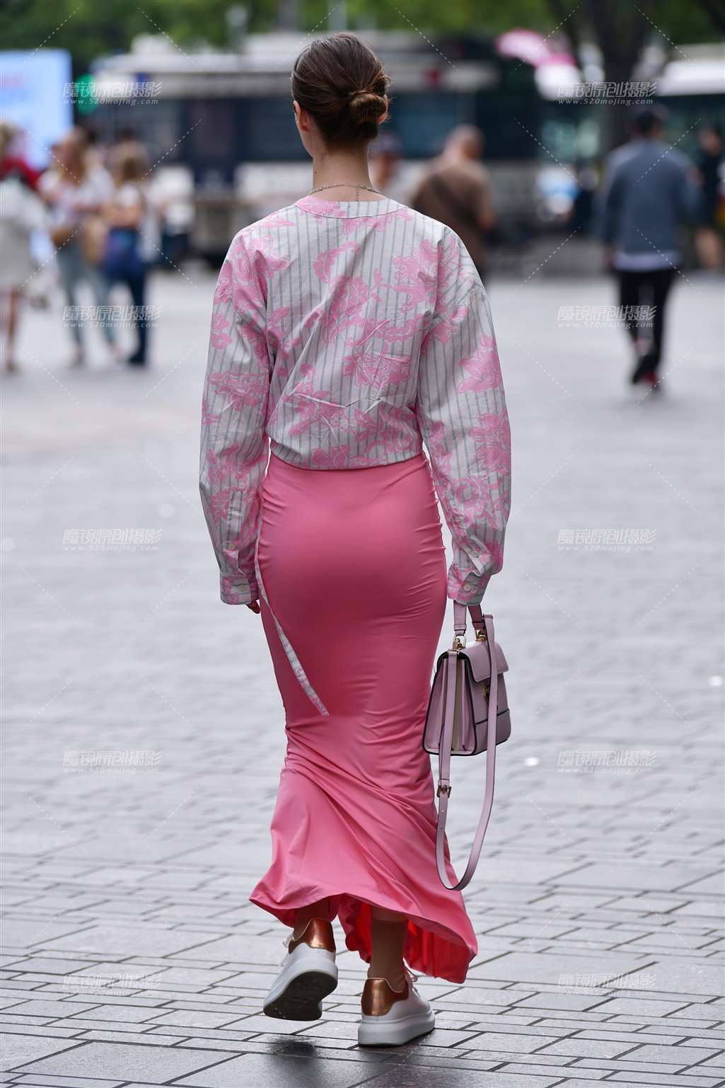 图片[2]-水粉长裙美女-街拍流行馆