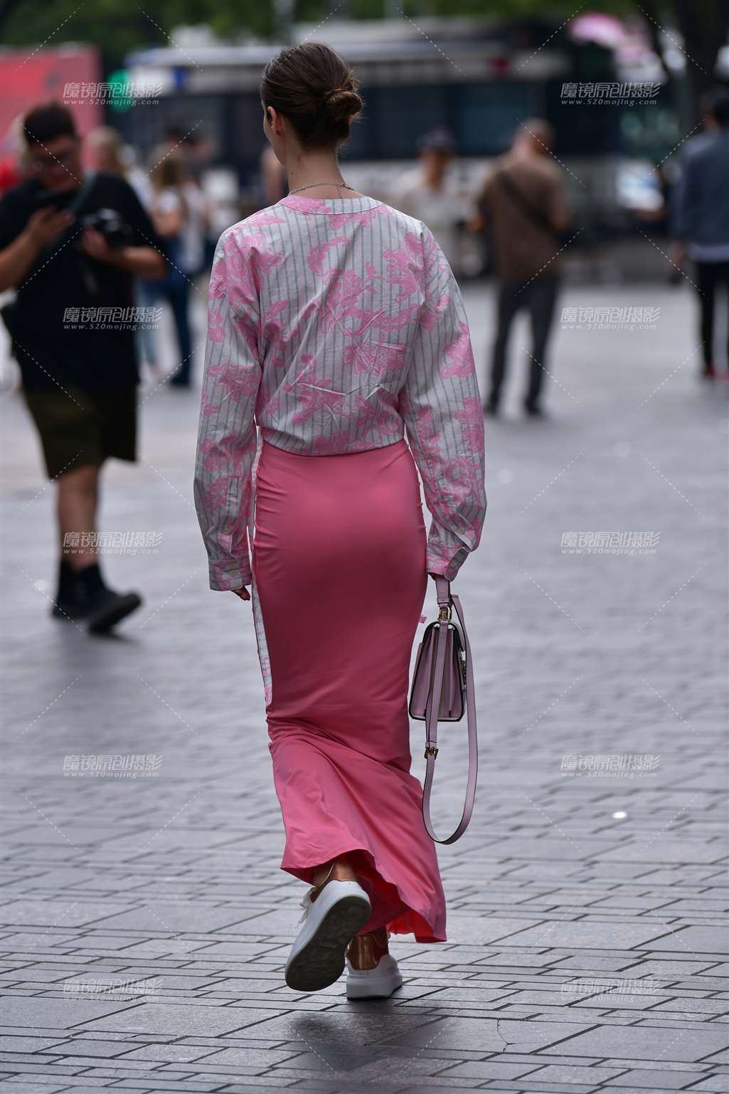 图片[4]-水粉长裙美女-街拍流行馆