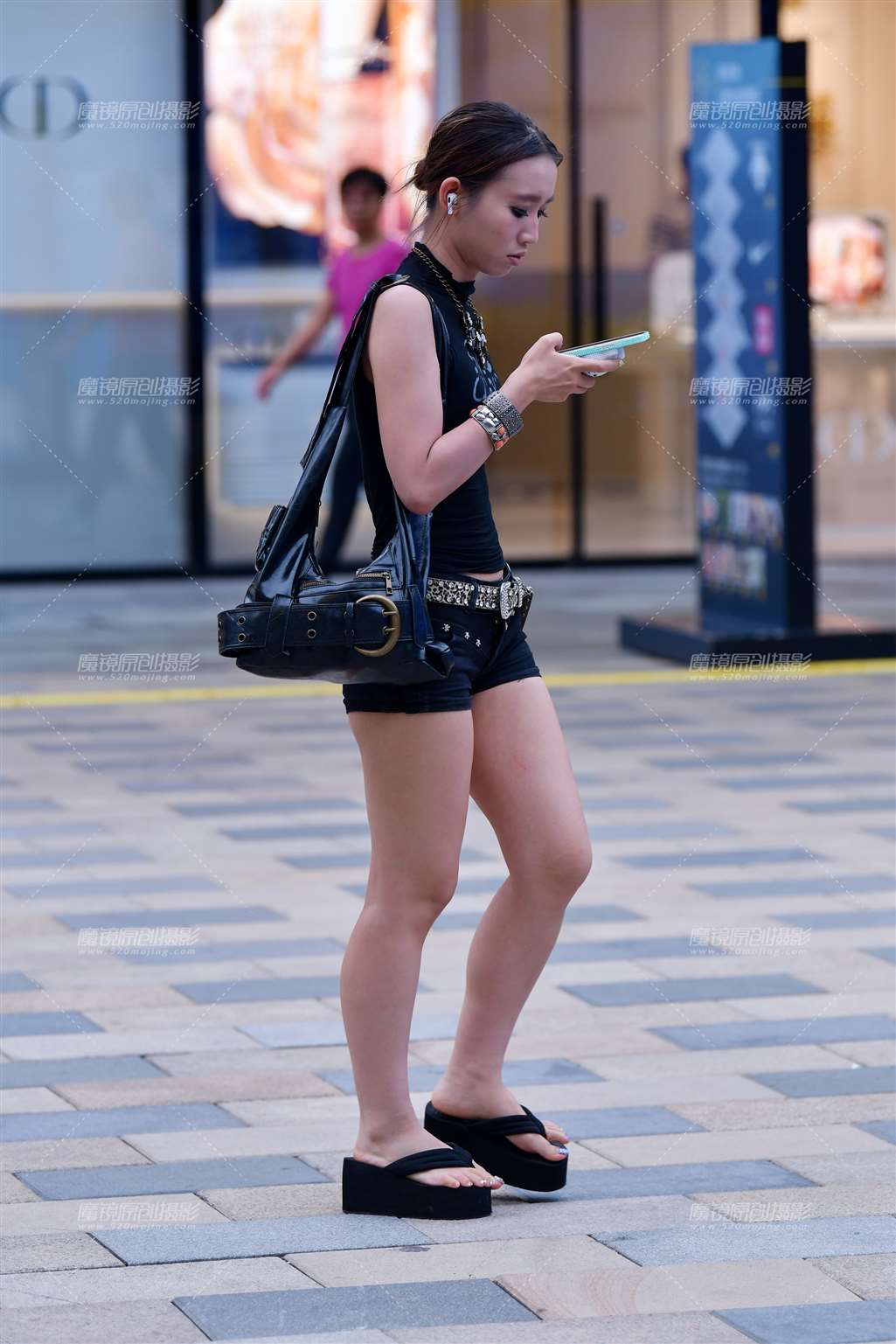 图片[5]-黑色紧致热裤美女-街拍流行馆