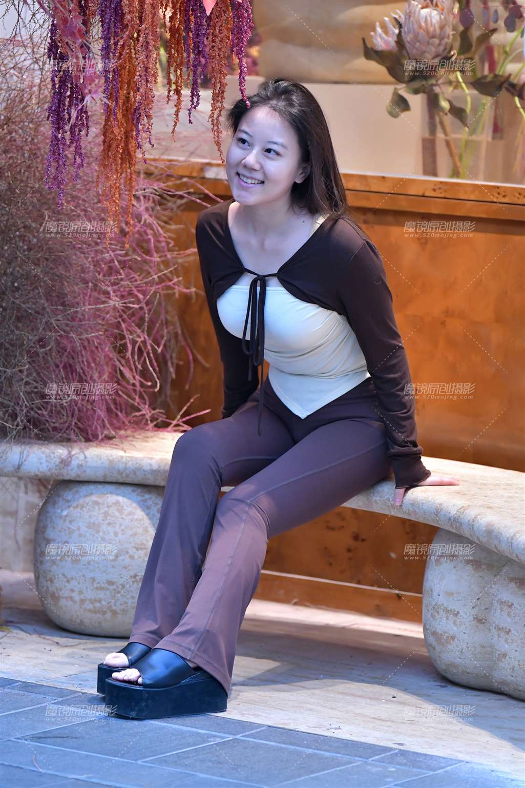 图片[3]-咖色紧身裤美女-街拍流行馆
