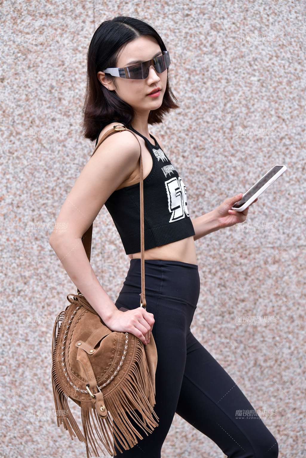 图片[3]-微喇紧身裤美女-街拍流行馆
