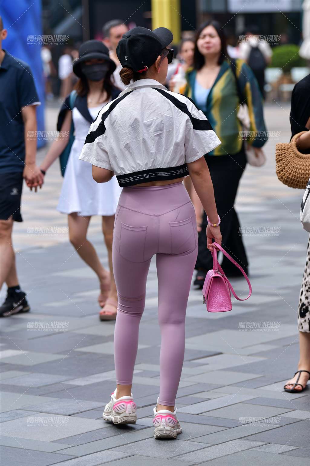 图片[2]-水粉紧身裤美女-街拍流行馆