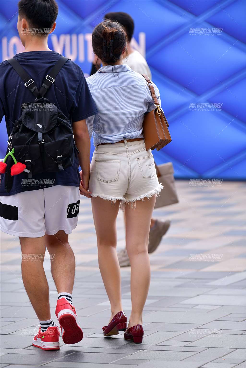图片[2]-毛边白热裤美女-街拍流行馆