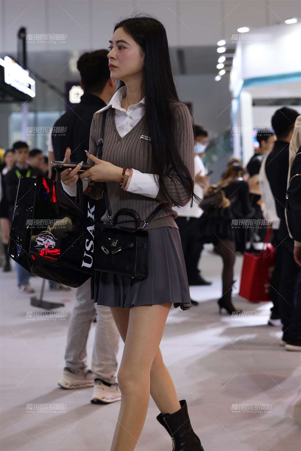 图片[1]-20250228灰色丝袜长腿小姐姐-街拍流行馆