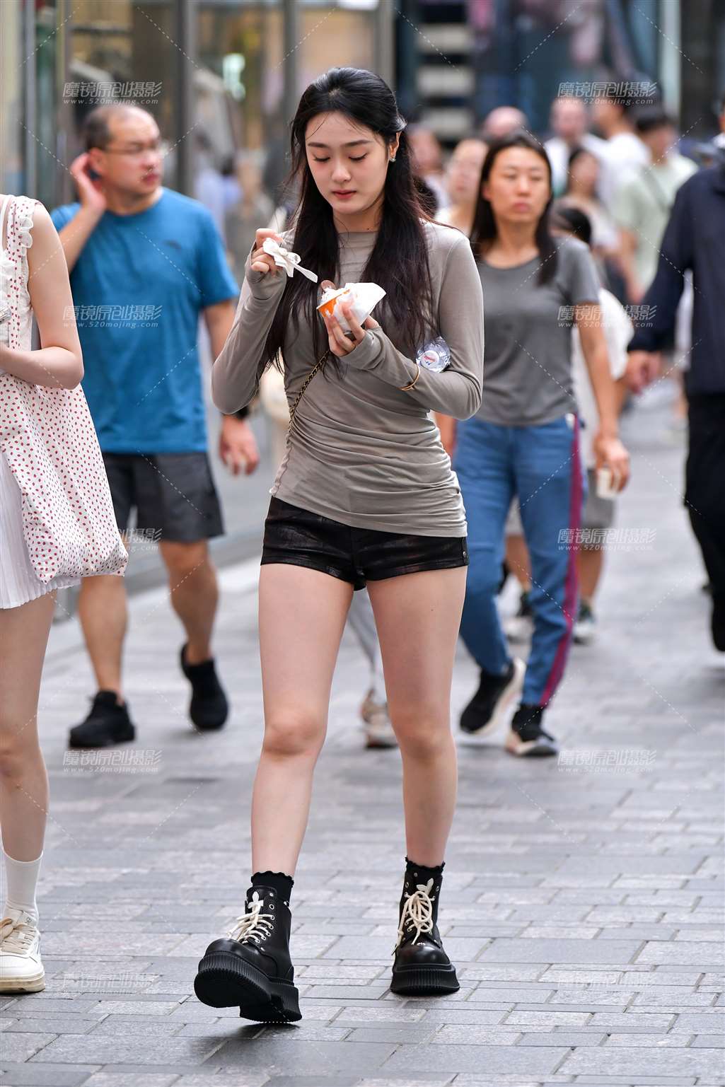 图片[4]-冰激凌闺蜜热裤美女-街拍流行馆