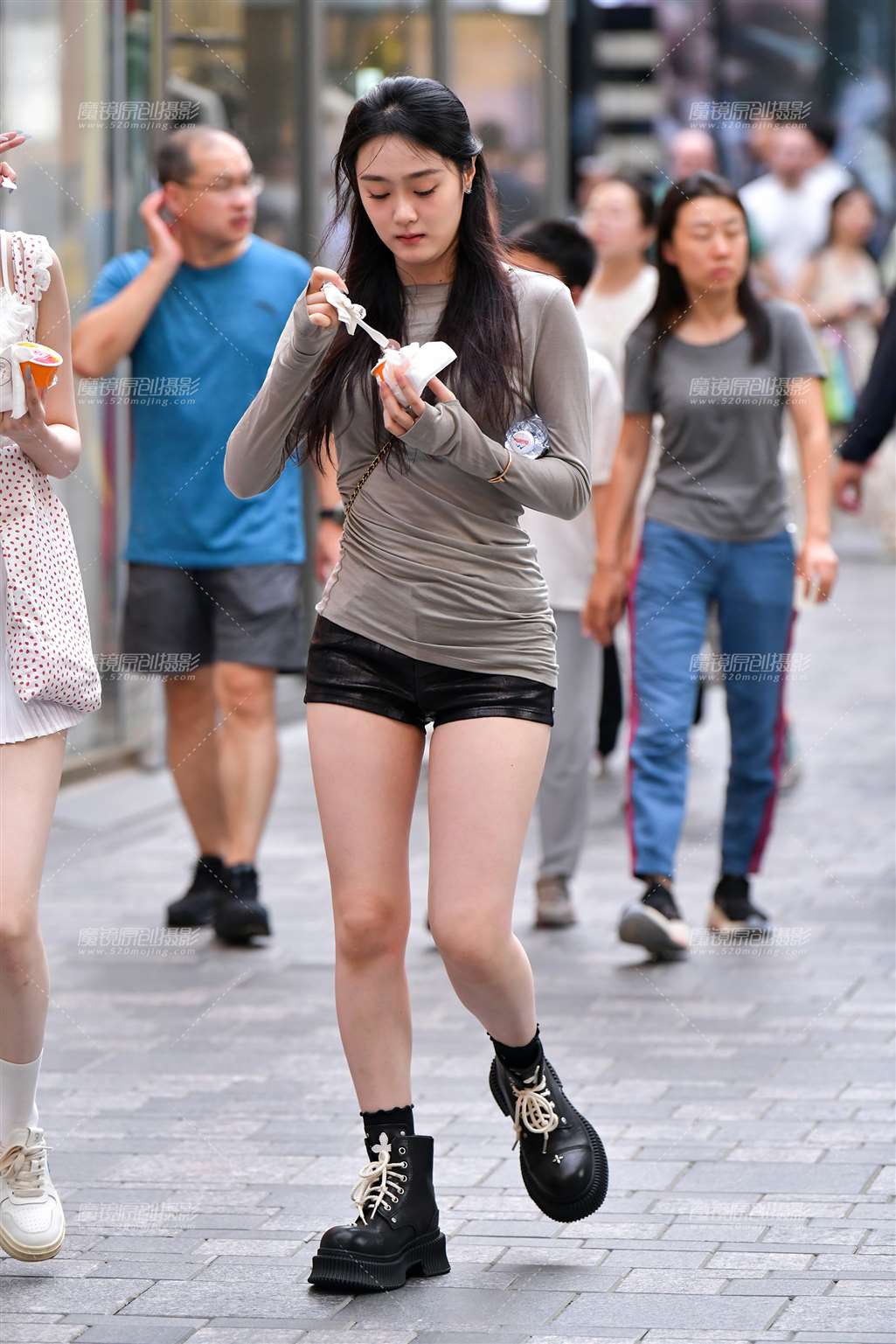 图片[5]-冰激凌闺蜜热裤美女-街拍流行馆