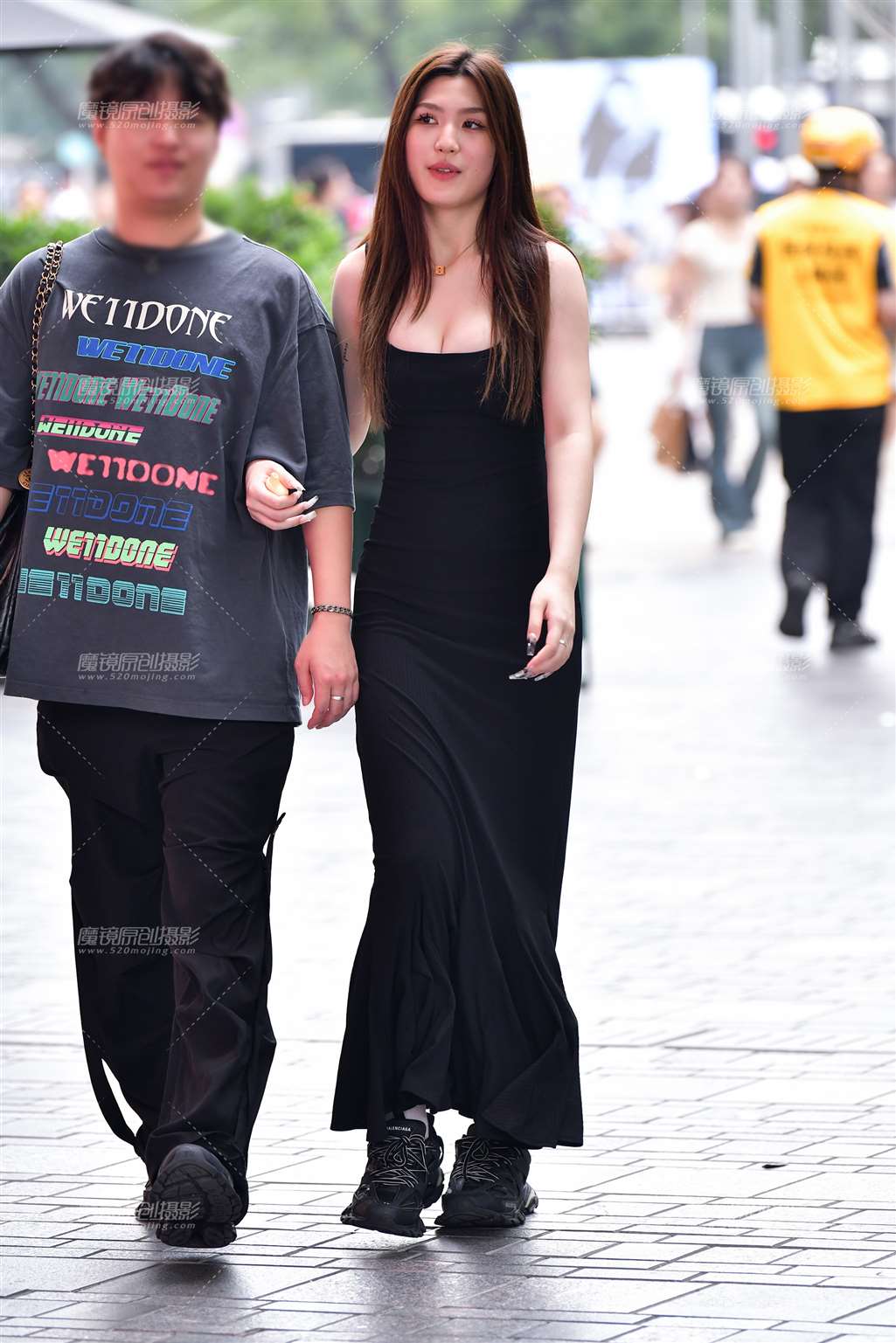 图片[1]-黑色气质长裙美女-街拍流行馆