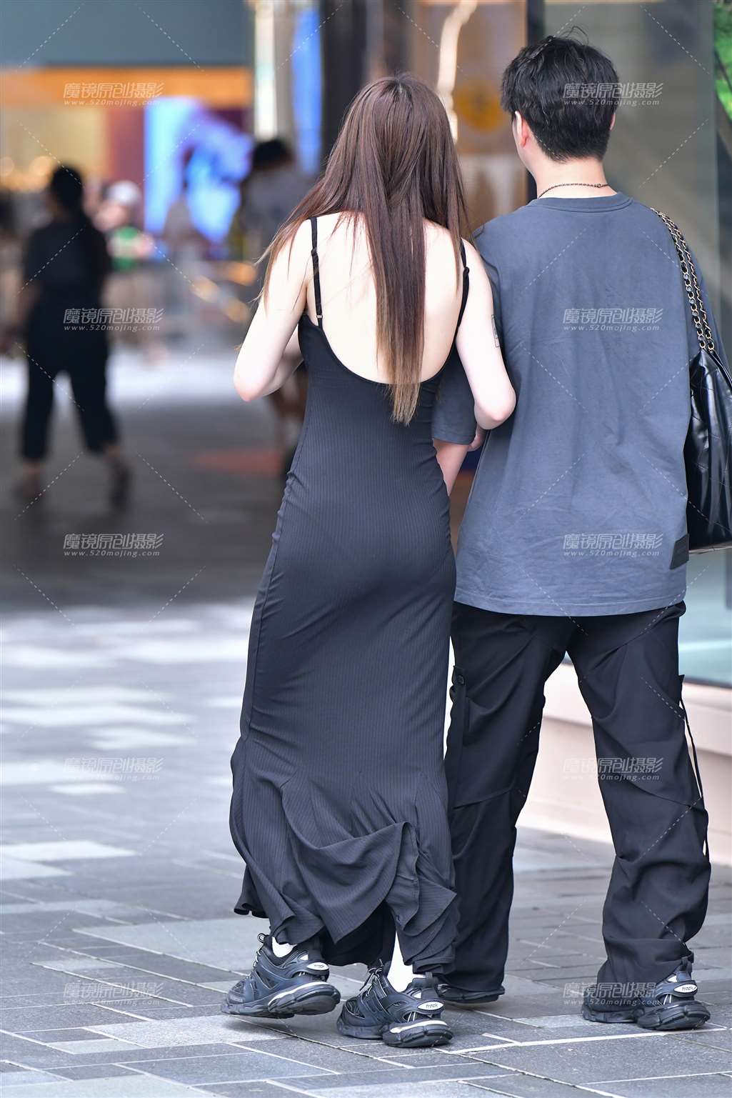 图片[2]-黑色气质长裙美女-街拍流行馆