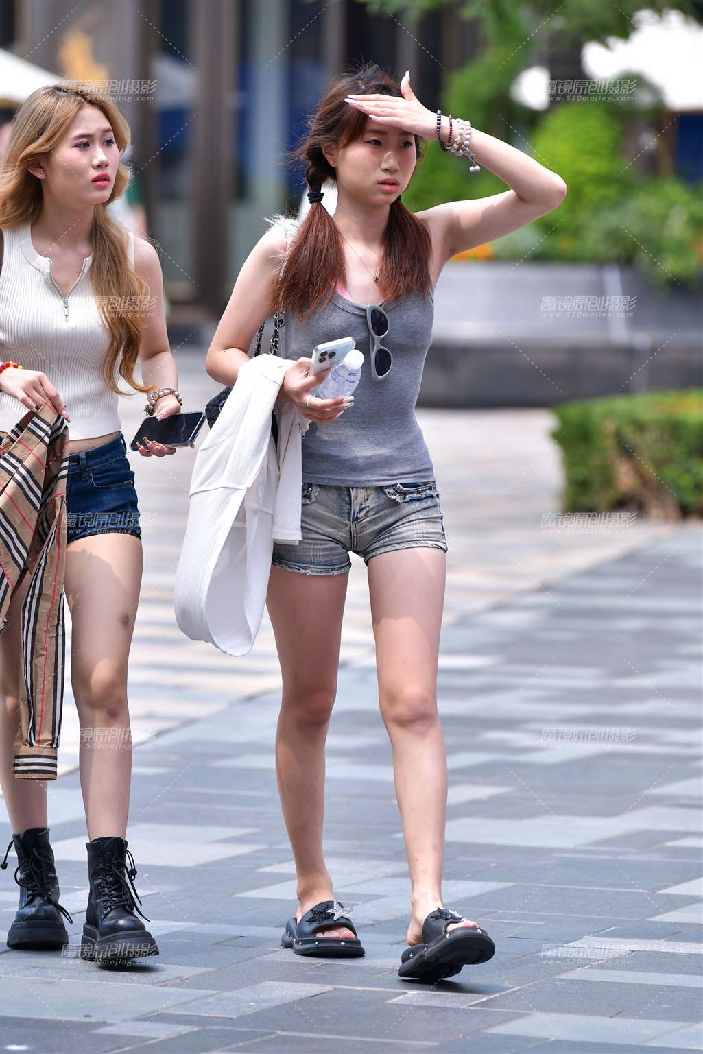 图片[1]-不同牛仔热裤美女-街拍流行馆