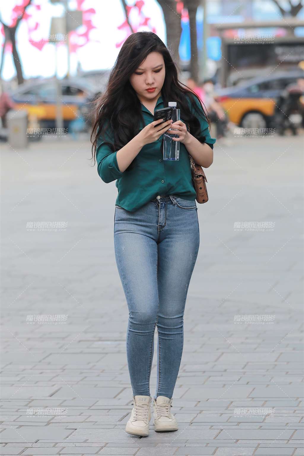 图片[1]-性感紧身蓝牛仔裤-街拍流行馆