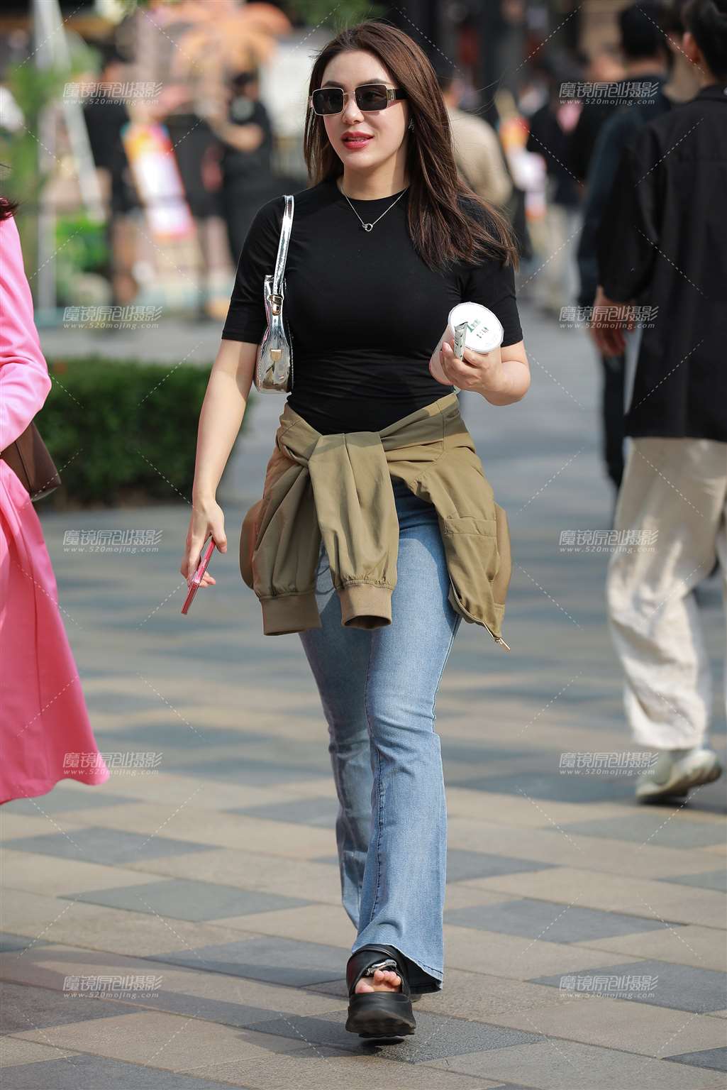 图片[3]-墨镜牛仔裤美女-街拍流行馆