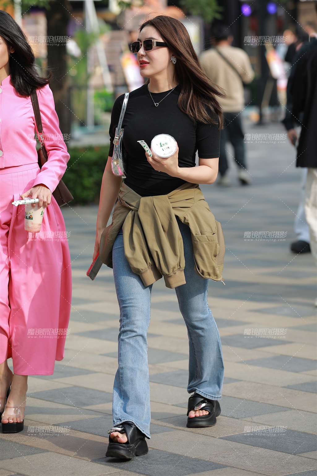 图片[5]-墨镜牛仔裤美女-街拍流行馆