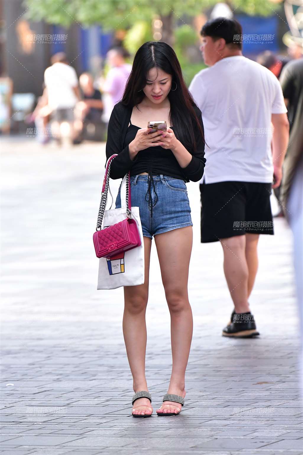 图片[1]-漂亮牛仔热裤美女-街拍流行馆